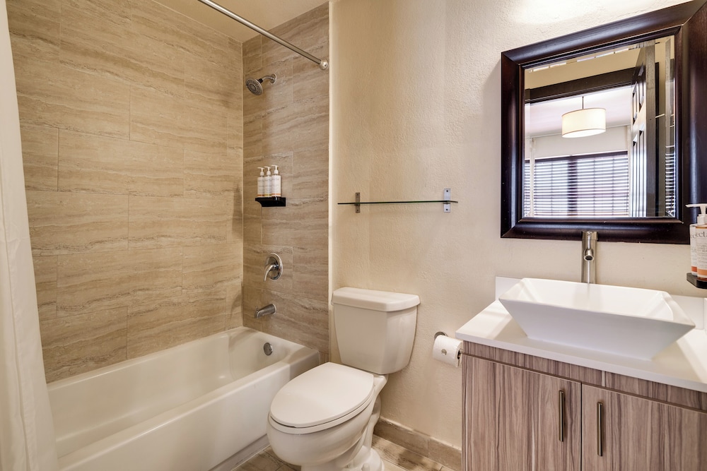Tradewinds Apartment Hotel 63/65