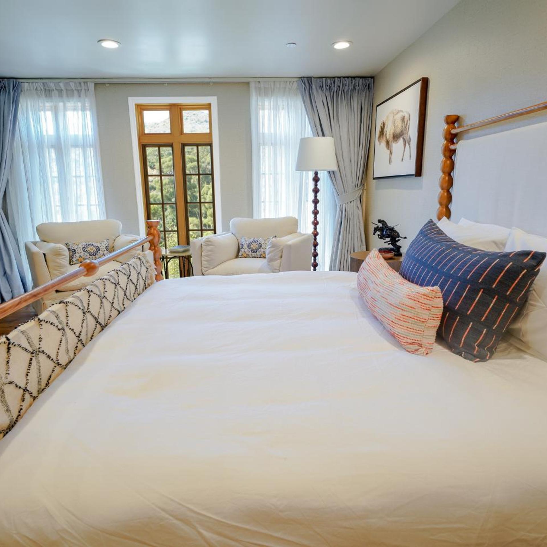 Room, King Bed, Mountain View