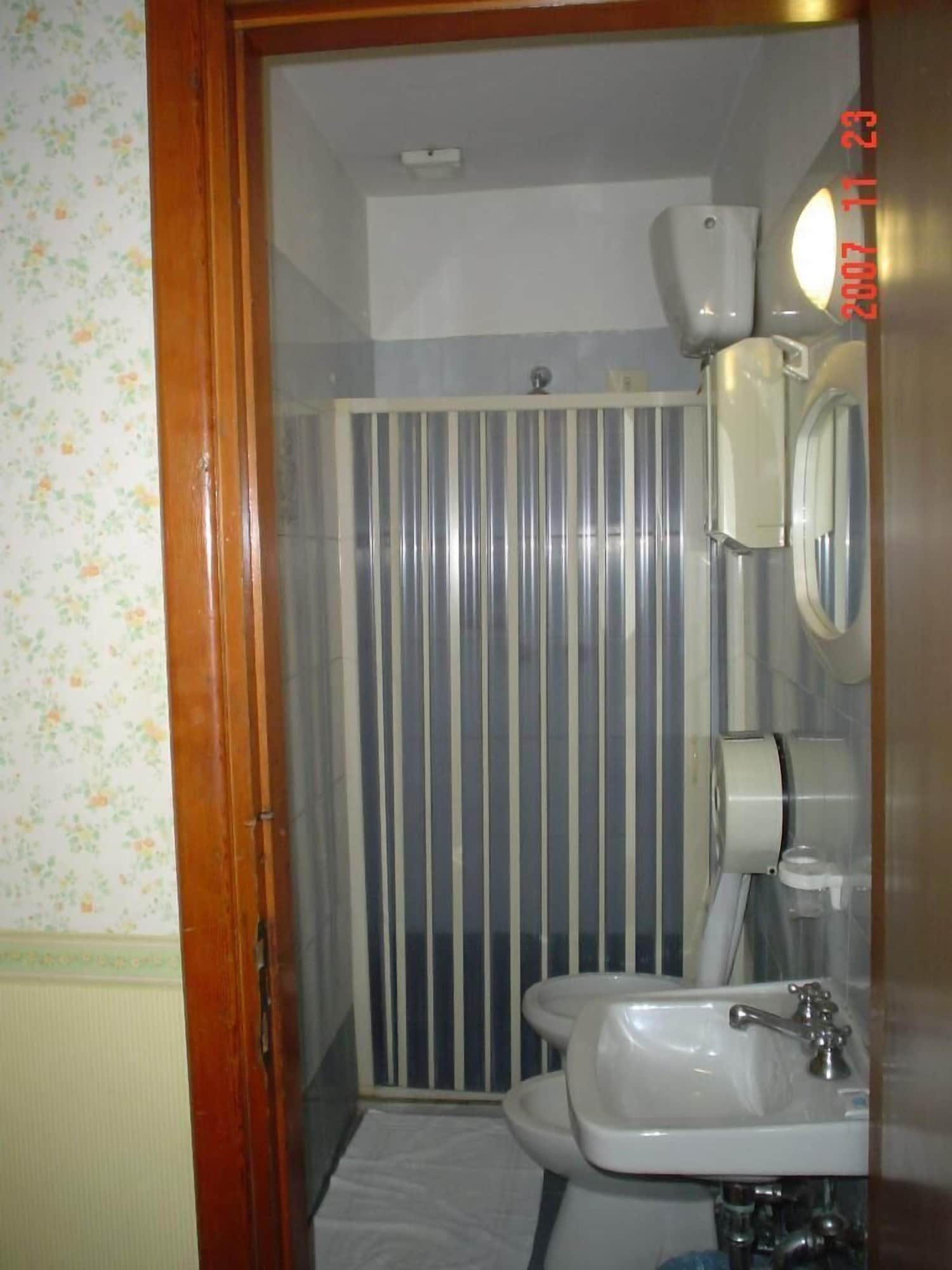 ROOM, SINGLE