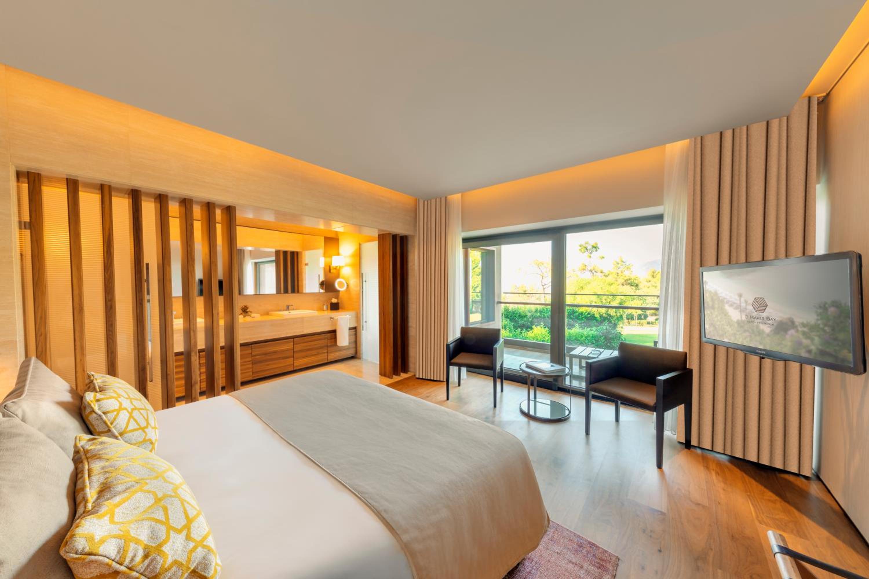 Executive, Suite, King Bed, Land View