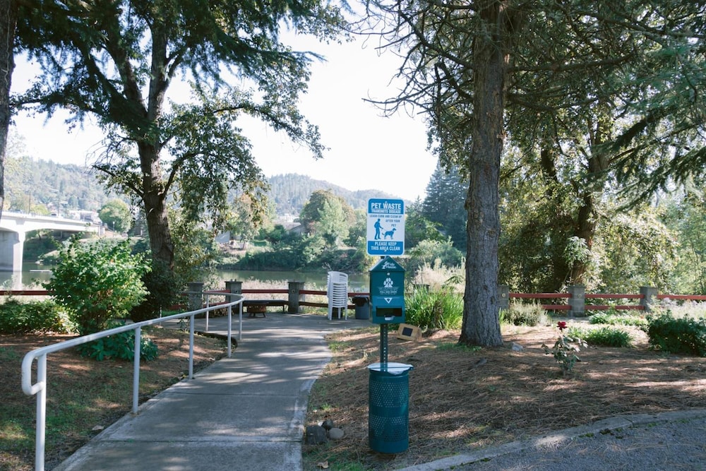 Riverfront Inn Roseburg 54/72