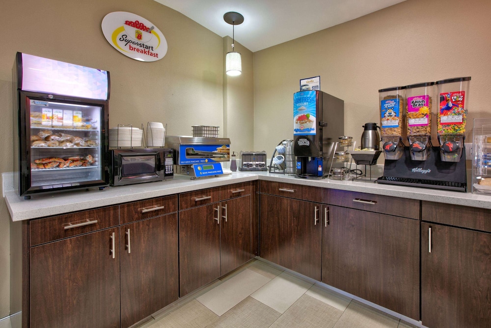 Super 8 by Wyndham Palestine TX 28/33