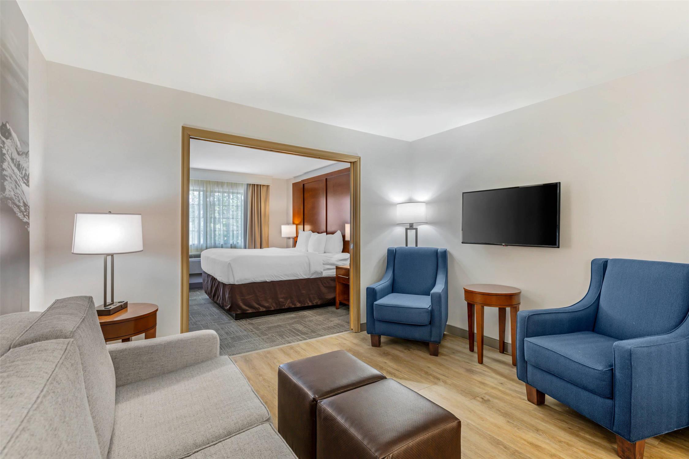Comfort Suites At Evergreen Parkway 27/48