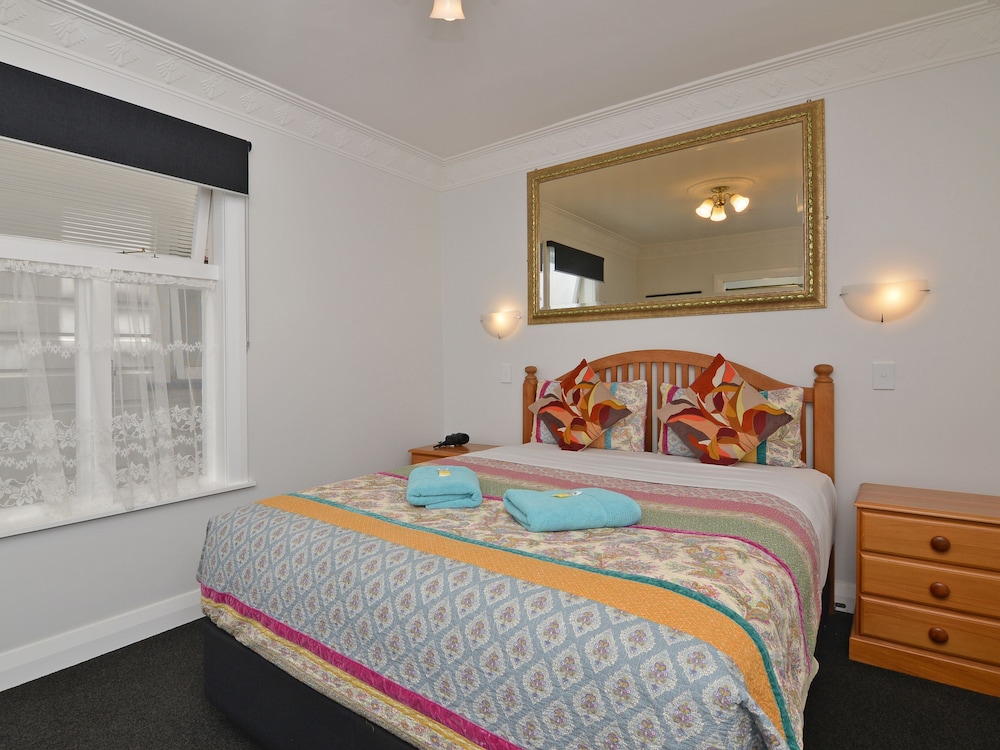 ROOM, QUEEN BED