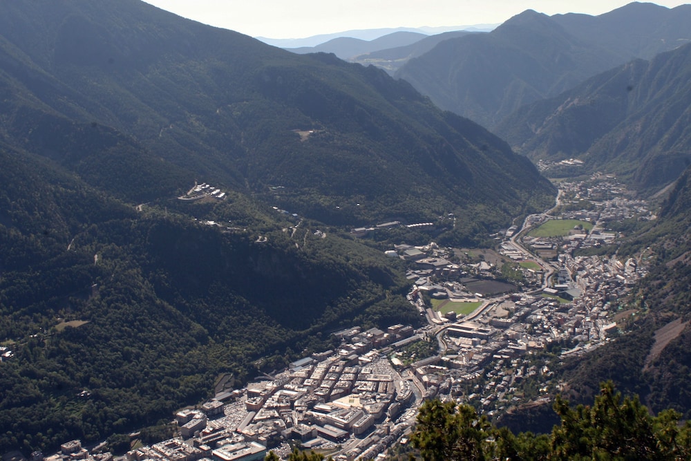 HOTEL PYRENEES 51/55