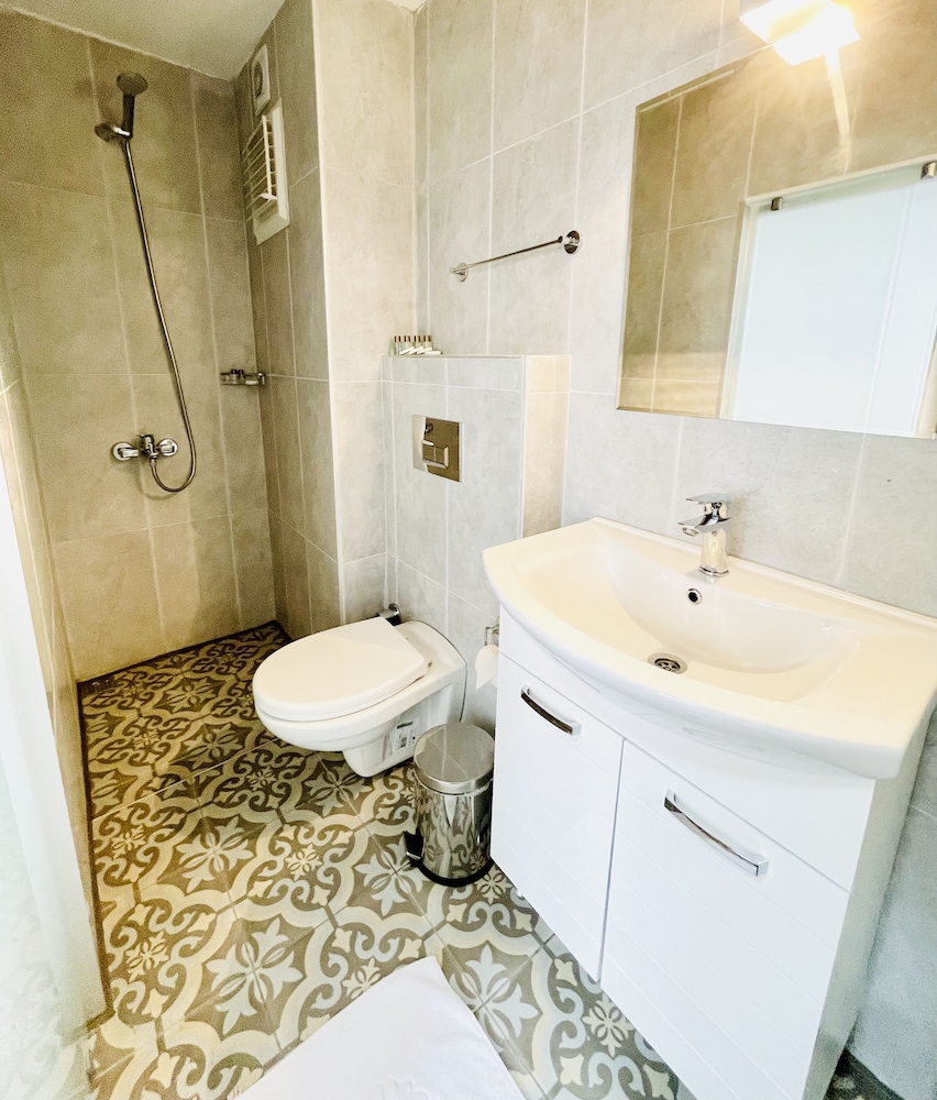 Qonaq Hotel 35/40