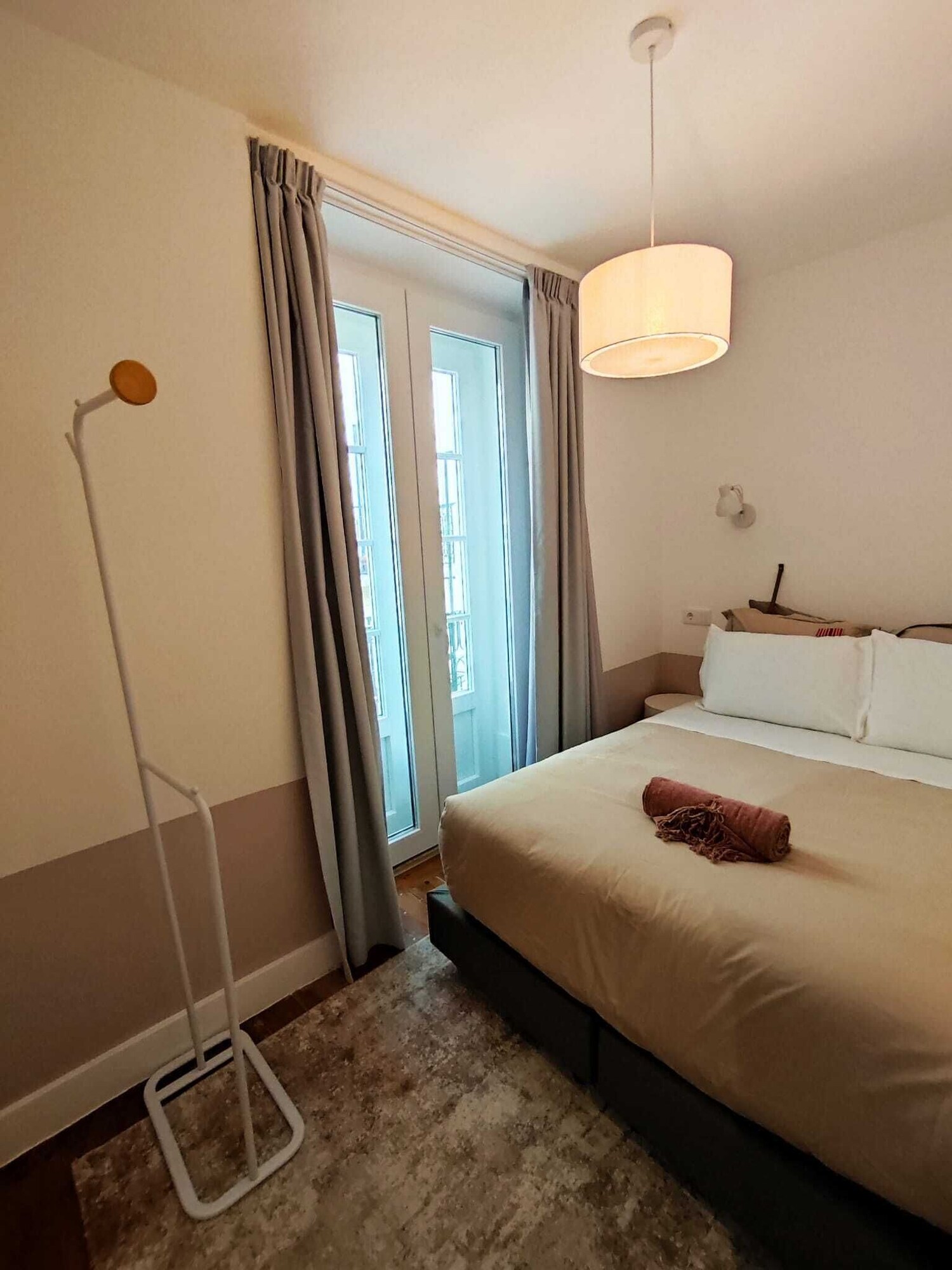 2 BEDROOMS, APARTMENT, NO ELEVATOR, KITCHENETTE