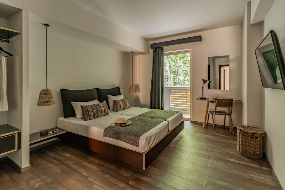 Suite, 1 Single and 2 Queen Beds, Trundle Bed، Cooks Club Hersonissos - Adults Only 2/10