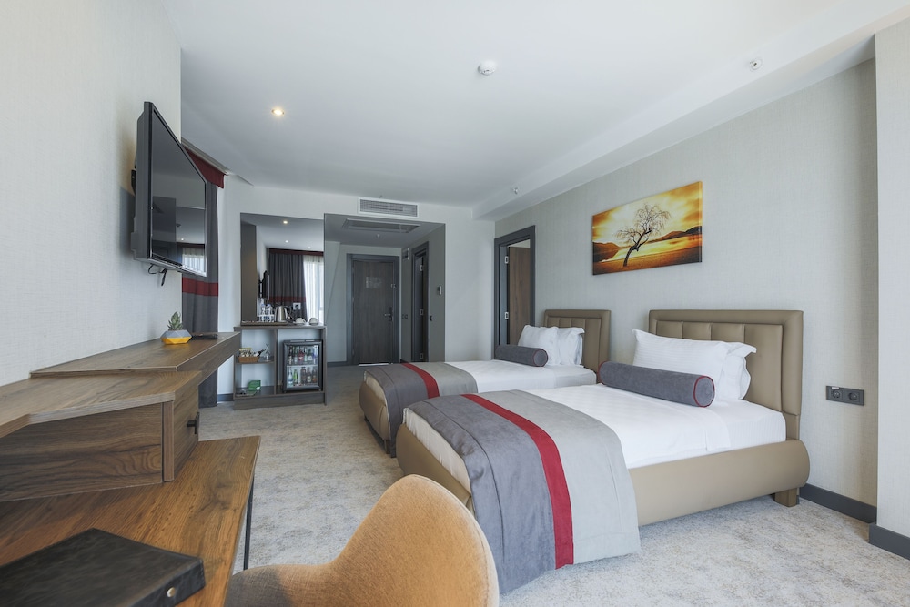 Family, Queen Bed
