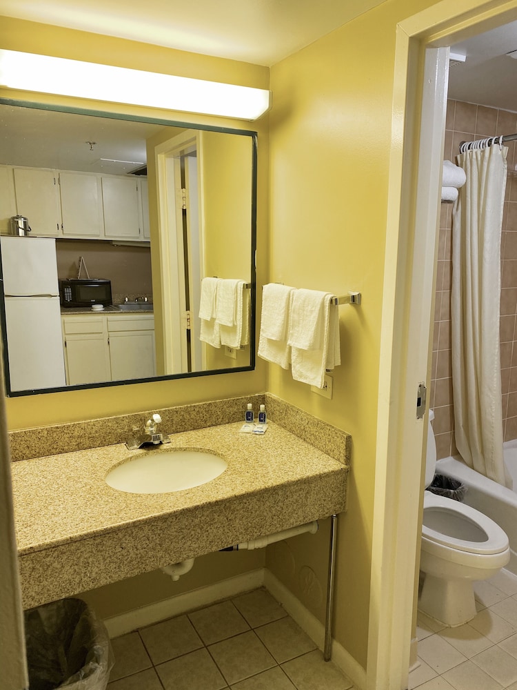 Red Roof PLUS+ & Suites Virginia Beach - Seaside 26/45
