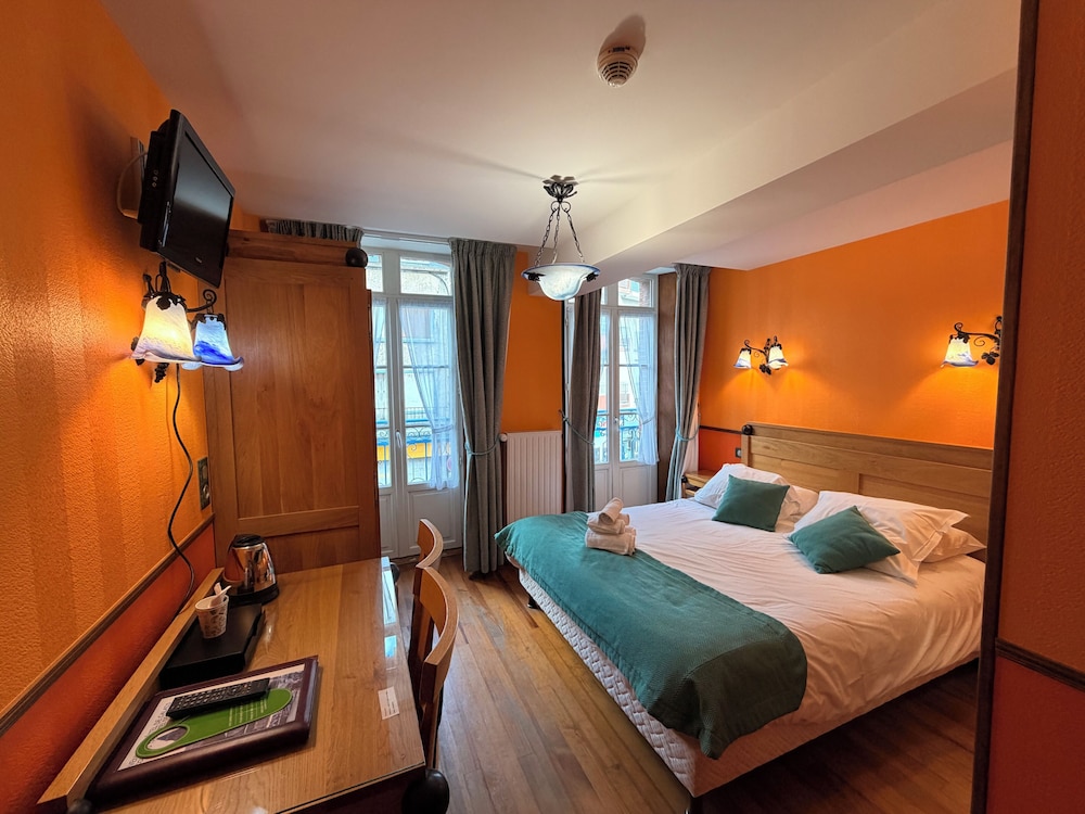 Superior, Queen Bed, Street Side View