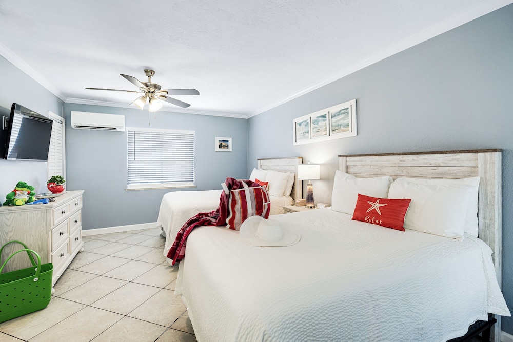 Efficiency, Designer, 2 Double Beds, Kitchen