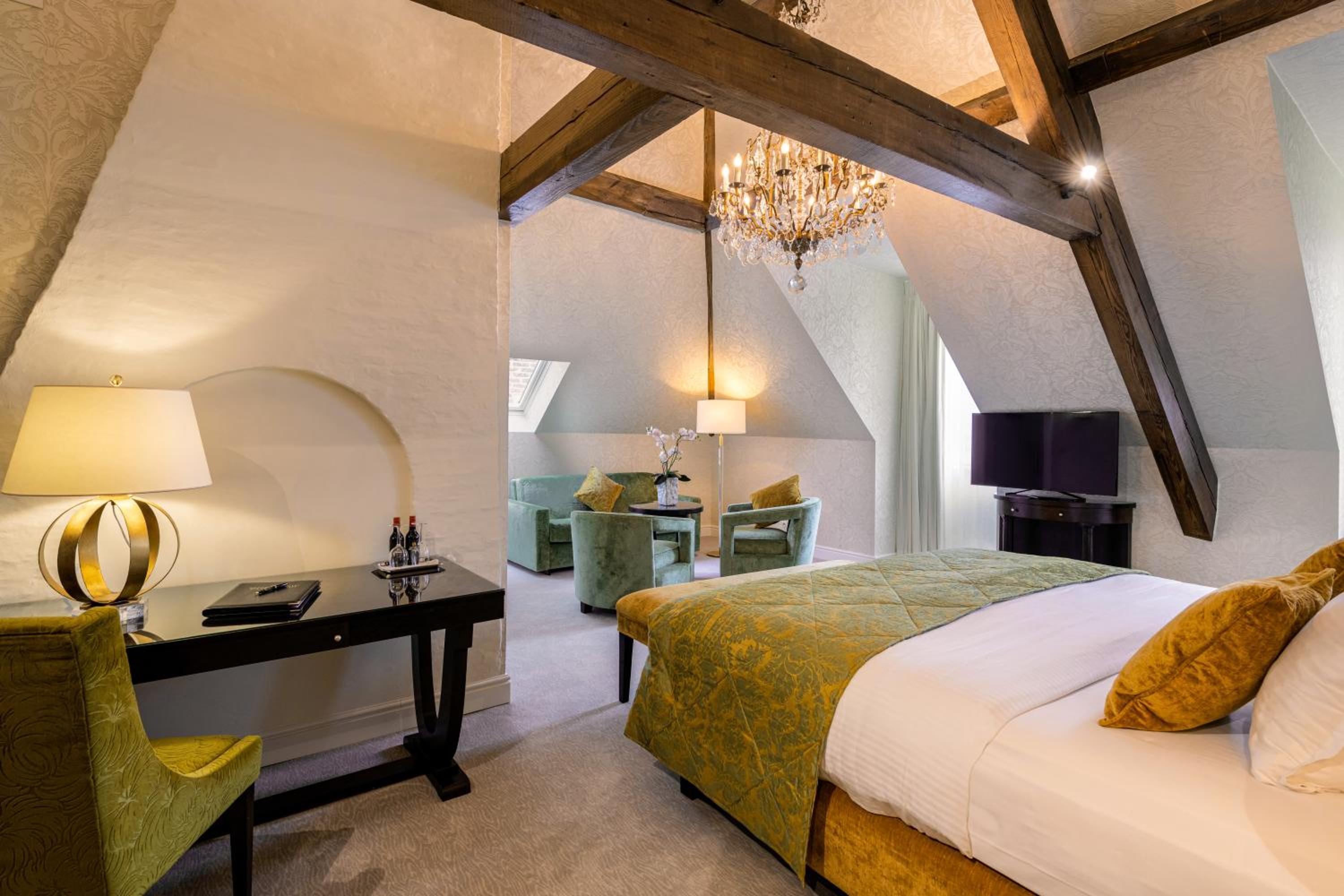 Victorian, Loft, King Bed, Sofa