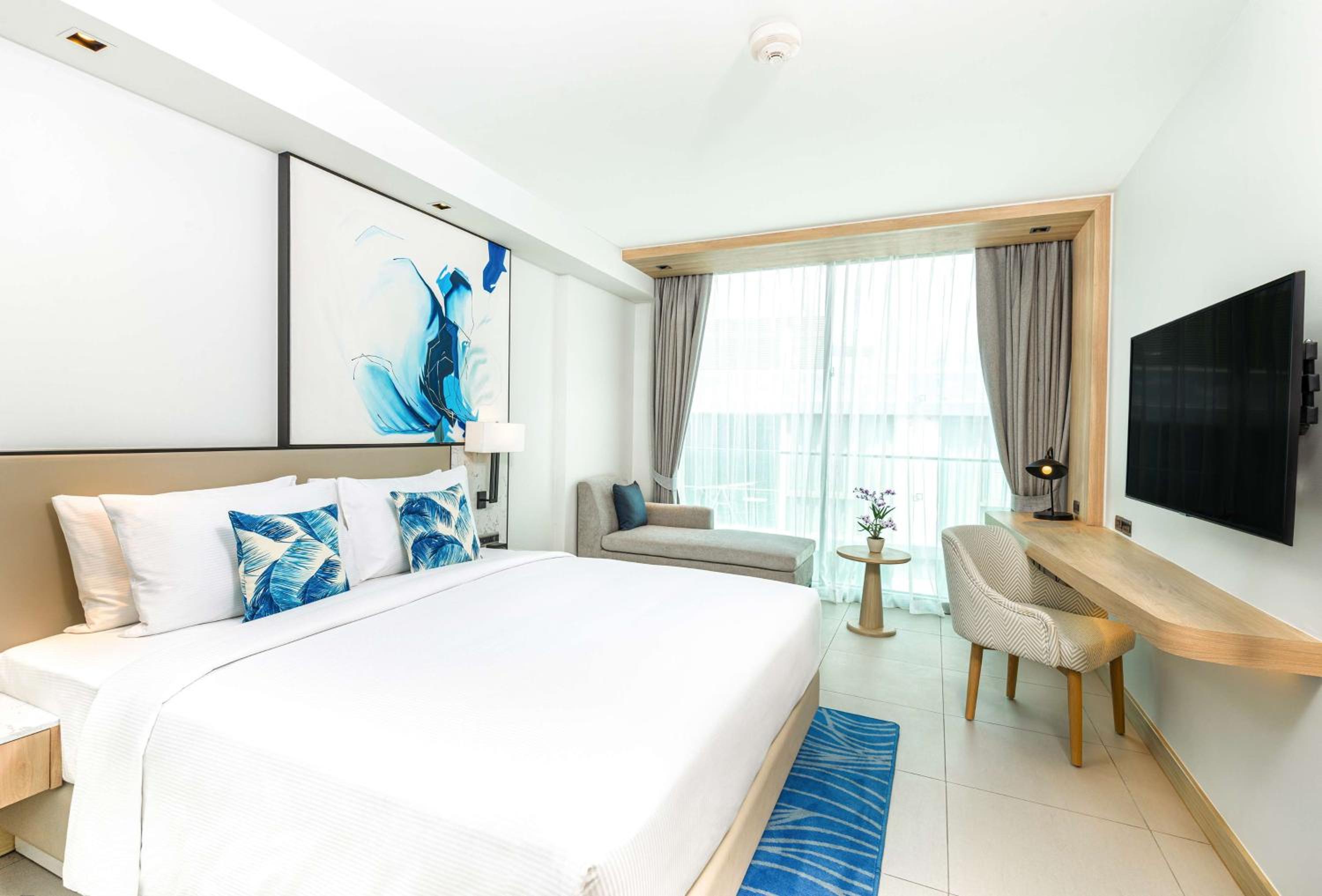 GUEST ROOM, KING BED