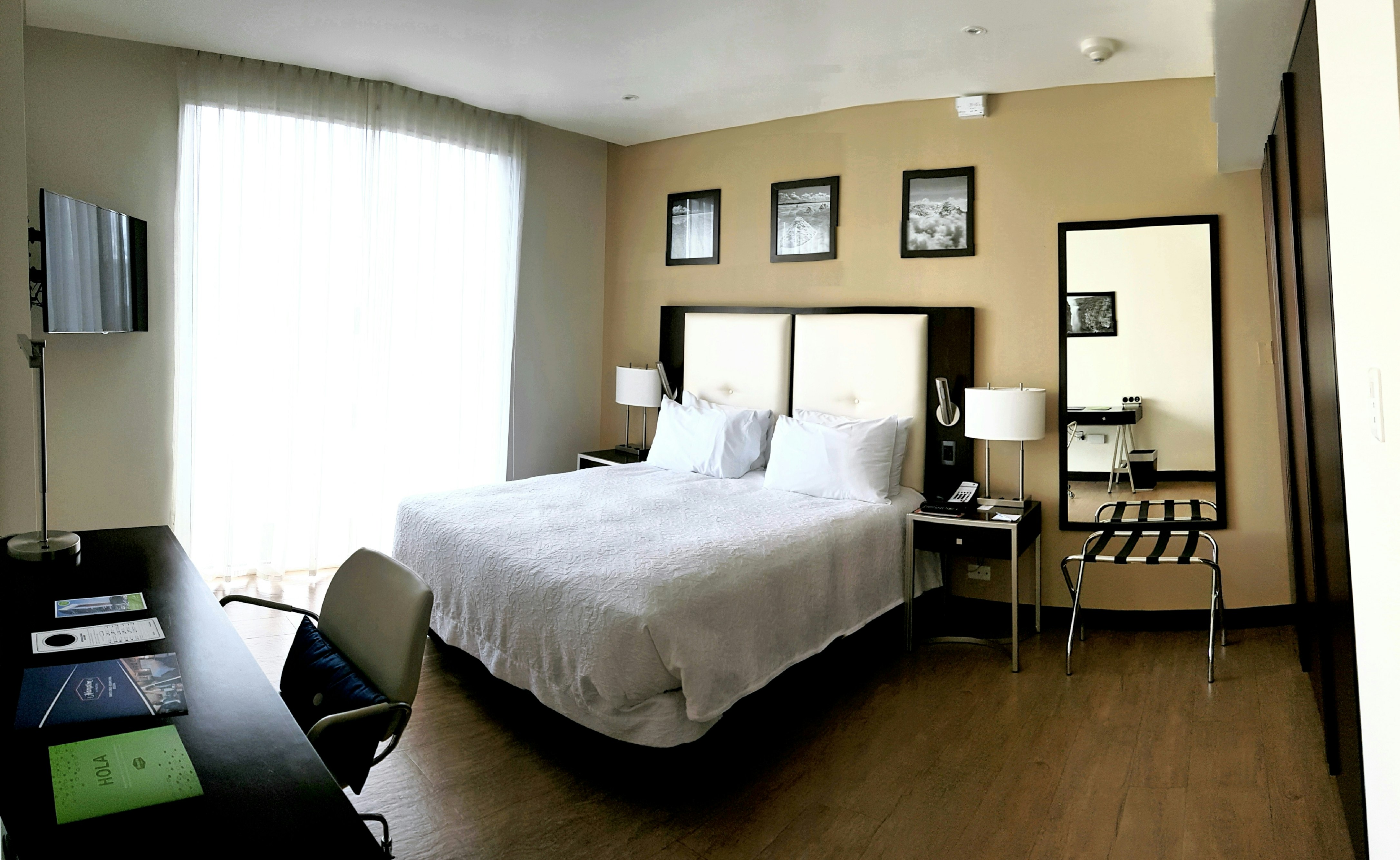 Pano, Queen Bed, with View