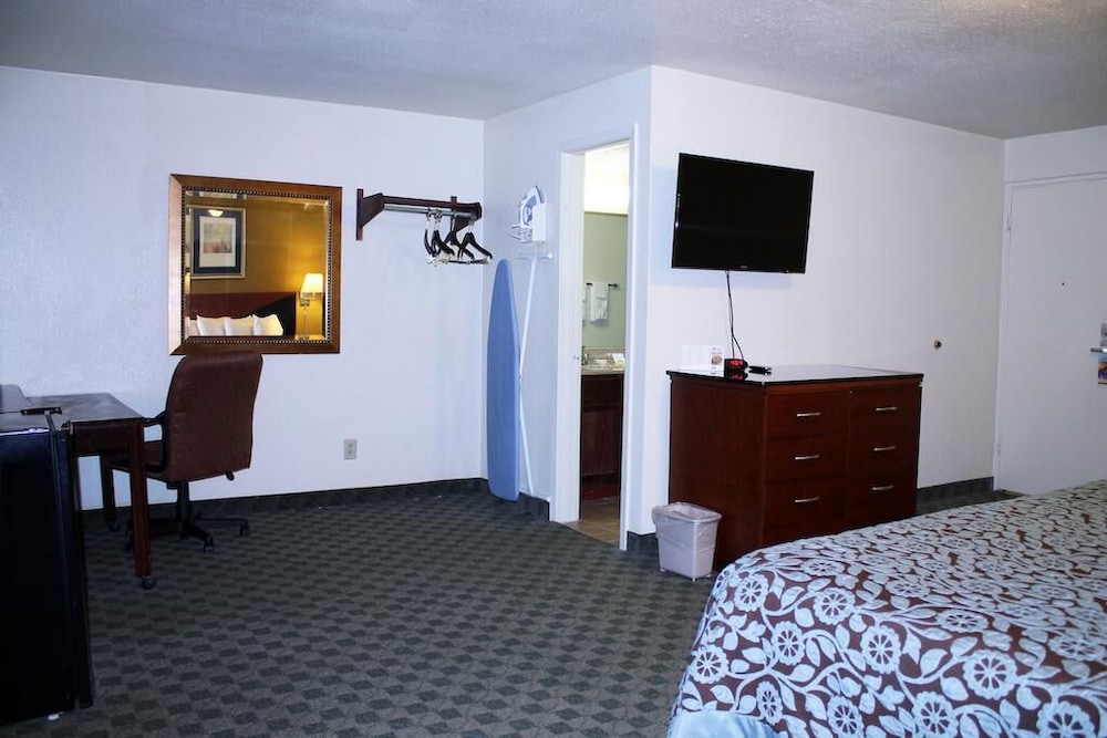 Rose City Inn And Suites 17/27