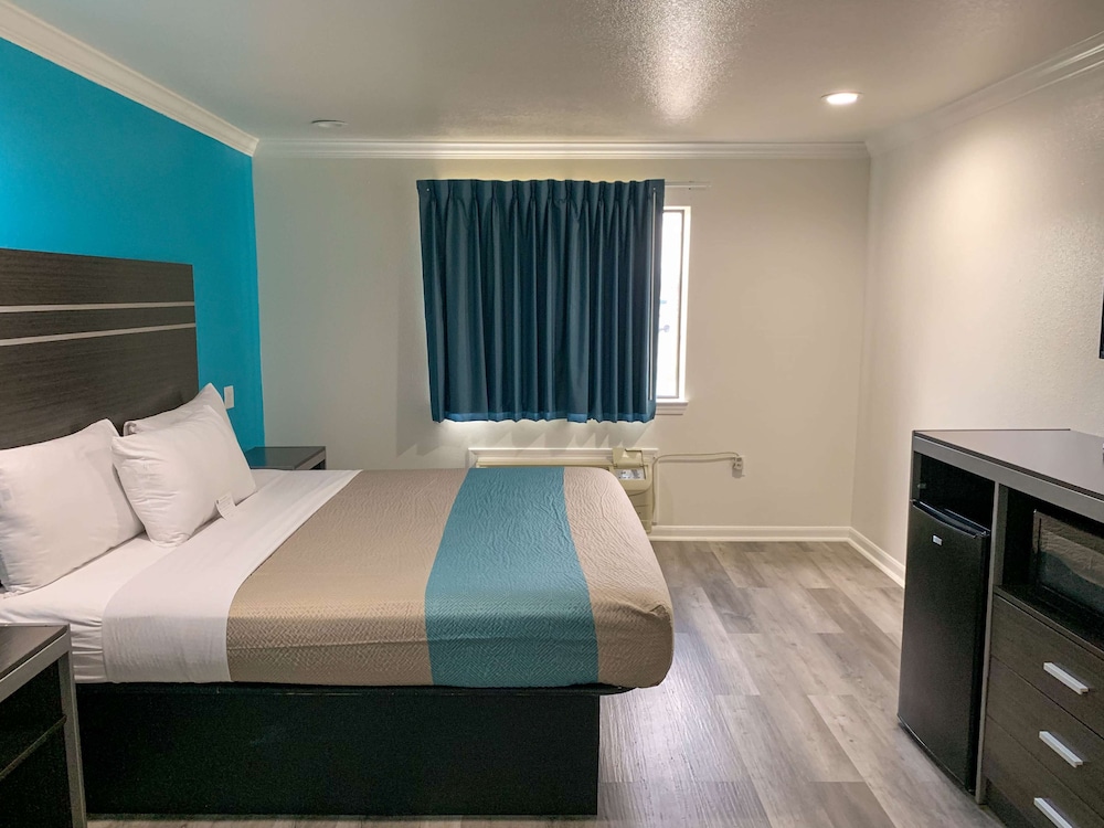 DELUXE, KING BED, SMOKING