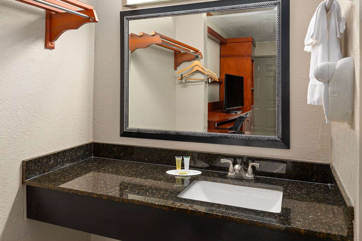 Days Inn by Wyndham Knoxville East 30/31