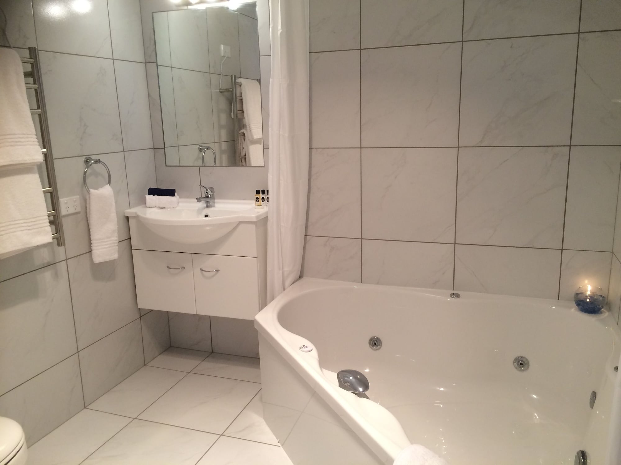 Spa, Deluxe, Suite, King Bed، BKs Premier Motel Hamilton 3/3