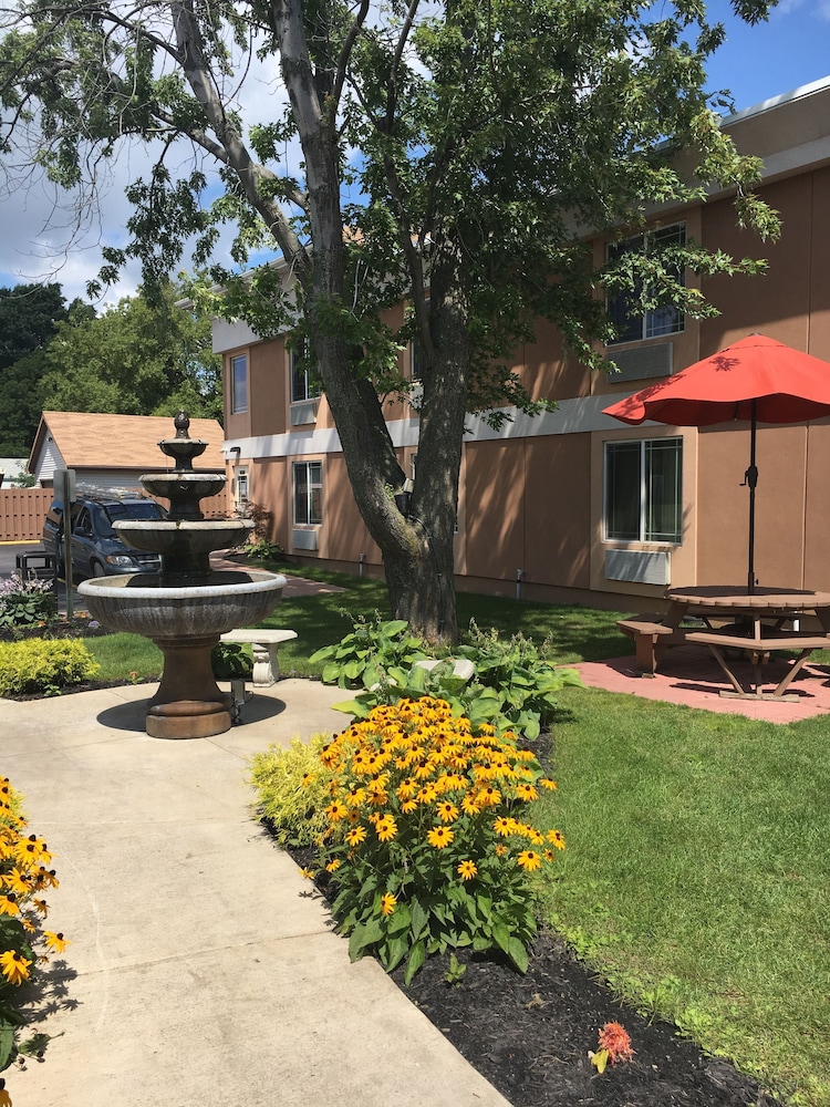 AAshram Hotel by Niagara River 18/23