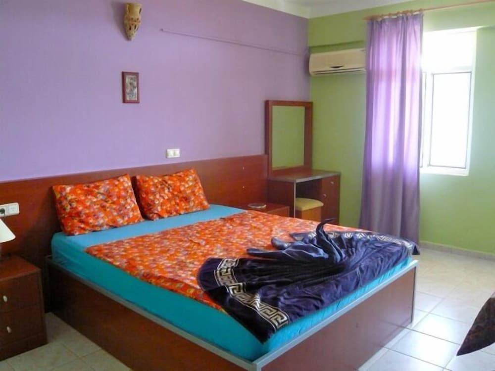 ROOM, DOUBLE OR TWIN BED