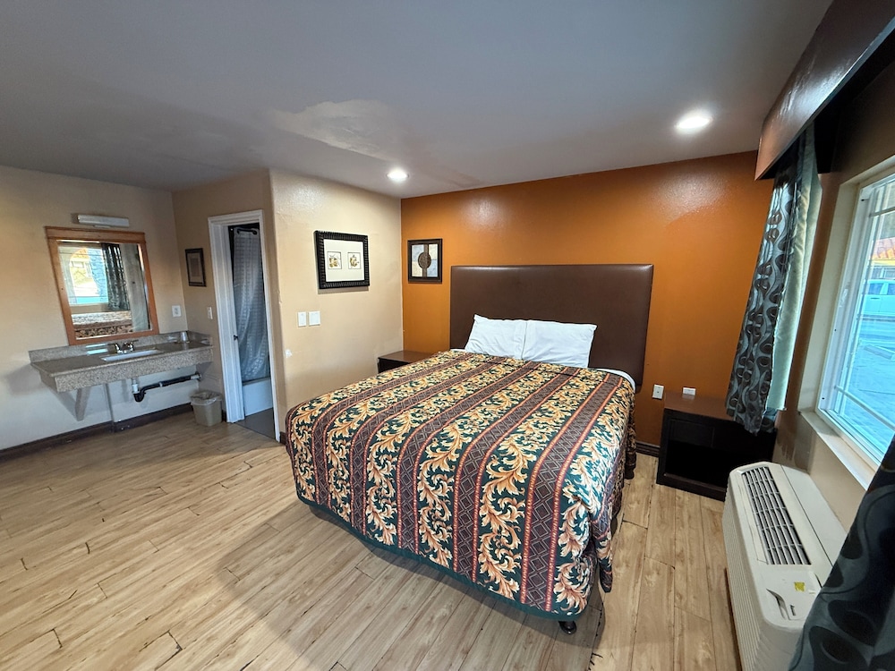 ROOM, QUEEN BED, ACCESSIBLE