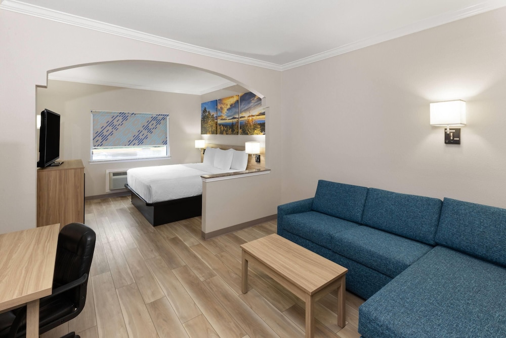 Days Inn & Suites by Wyndham Sam Houston Tollway 31/50