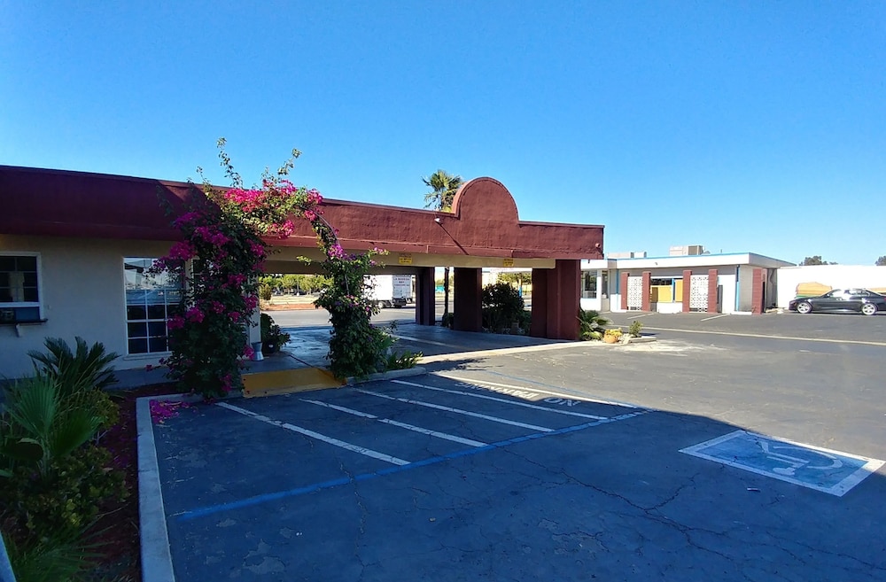 Red Roof Inn Los Banos 18/19