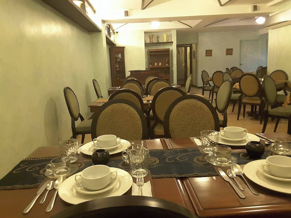 Lee Boutique Hotel 66/74