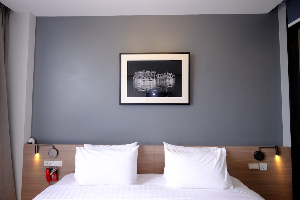 R Photo Hotel 11/33