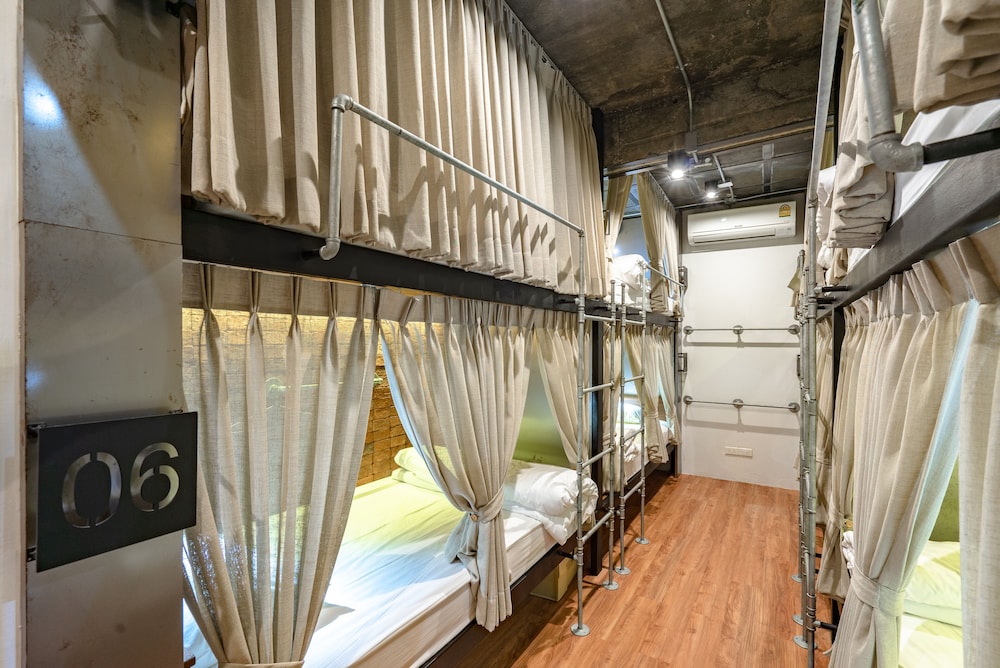 SUPERIOR, SHARED BATHROOM