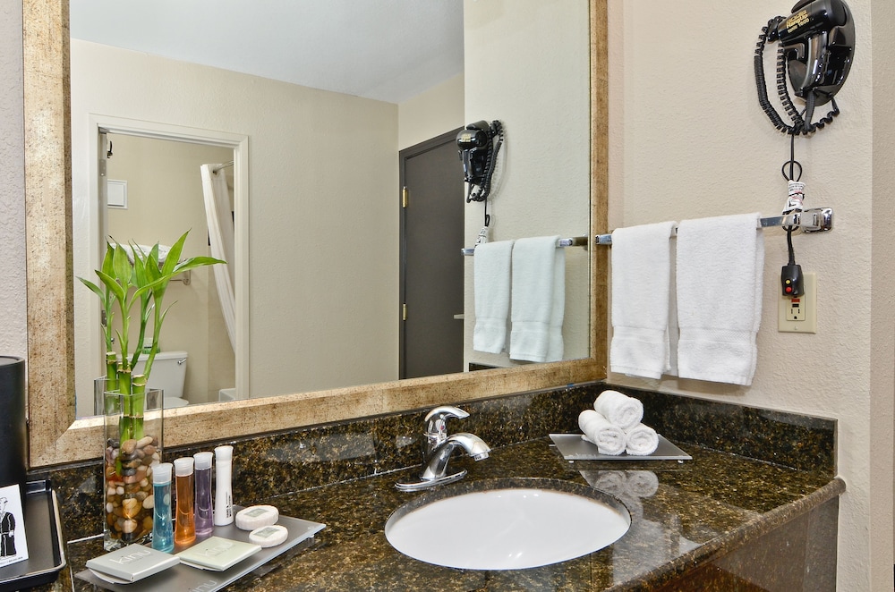 Clackamas Inn Suites 17/42