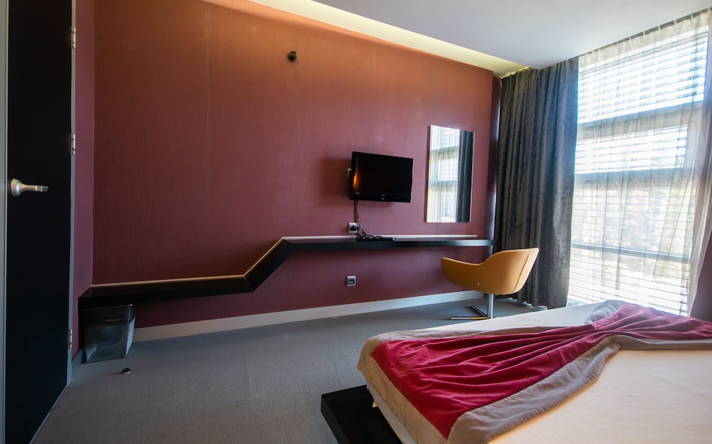 Vernazza Suites Hotel 6/19