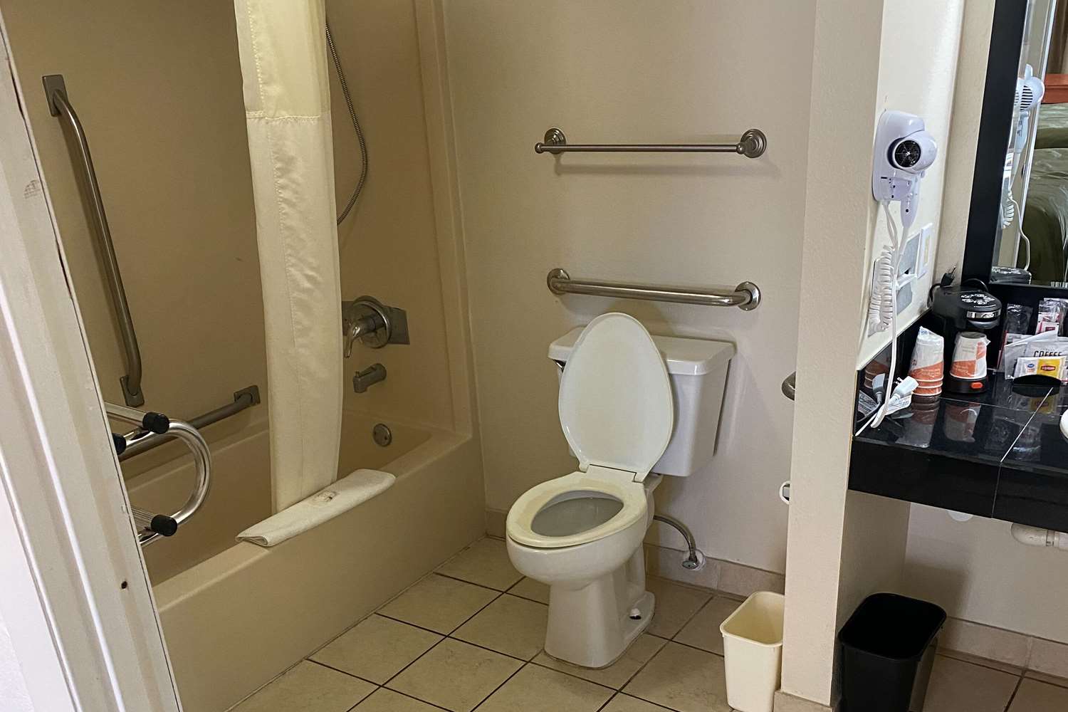 غرفة بسريرين كوين لذوي الإعاقة، Quality Inn near Manatee Springs State Park 2/2