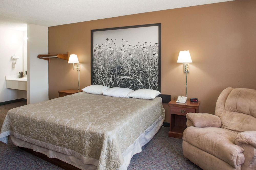 Super 8 by Wyndham Richmond VA 16/29