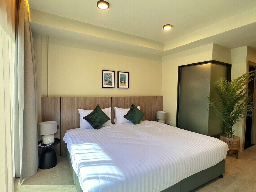 The Old Phuket Karon Beach Resort 27/85