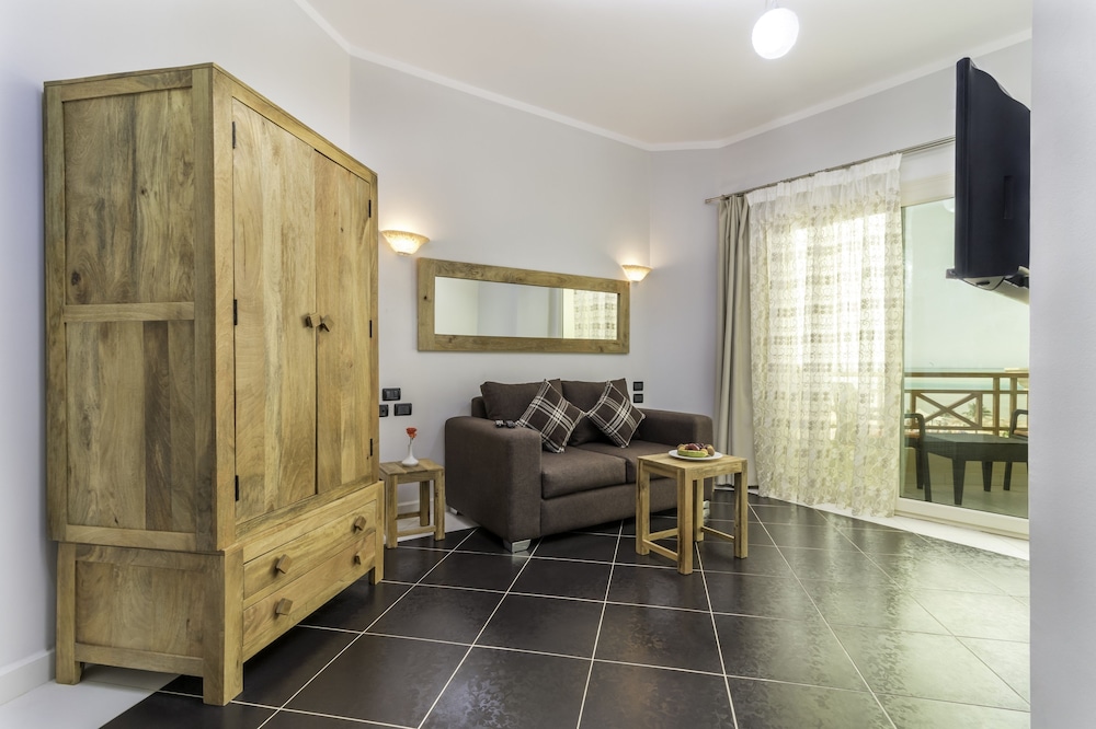 Royal Beach Serviced Apartments 68/75
