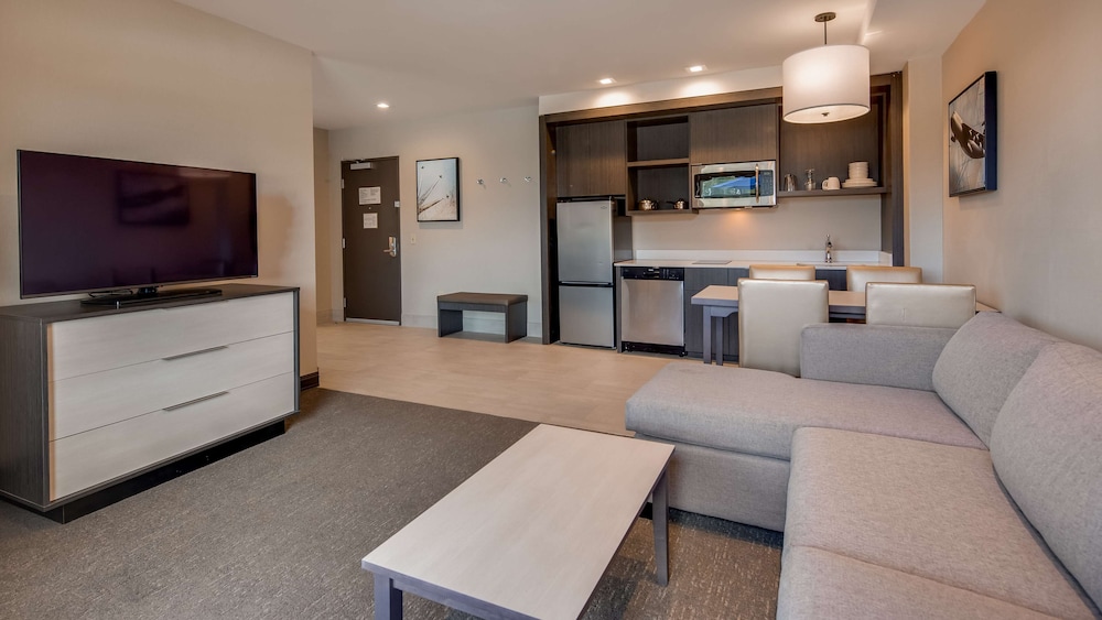 Best Western Plus Executive Residency Rigby's Water World Hotel 3/44