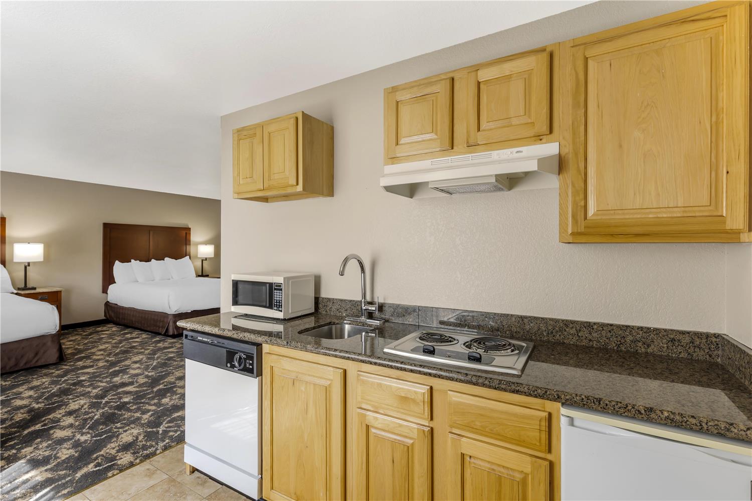 غرفة بسريرين كوين بإطلالة على النهر بشرفة بمطبخ صغير، Best Western Plus Riverfront Hotel And Suites 2/2