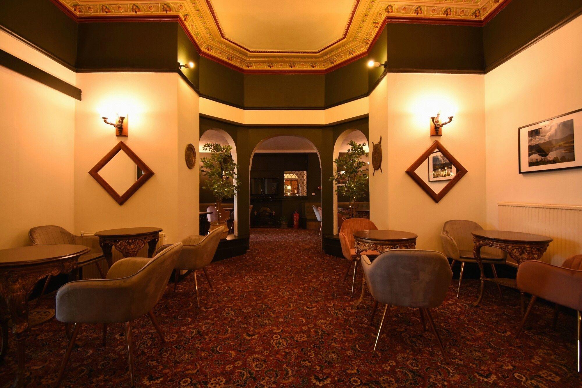 Pinegrove Hotel 12/28