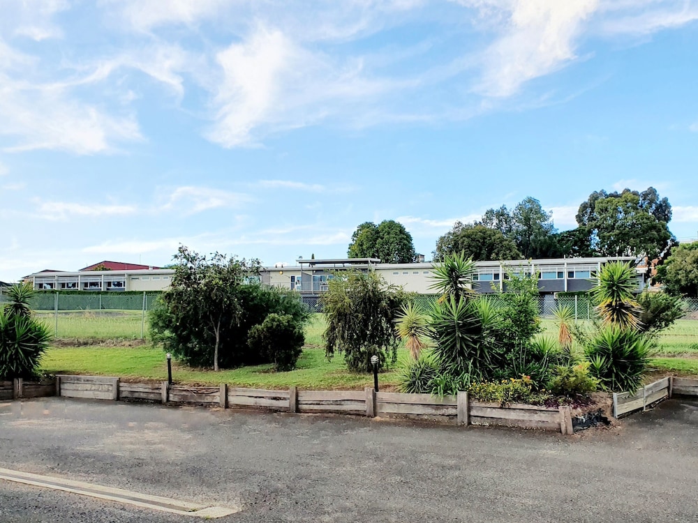 MCNEVIN'S WARWICK MOTEL 6/64