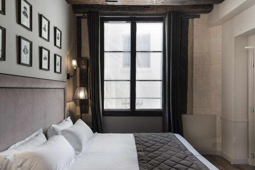 SUPERIOR, QUEEN BED