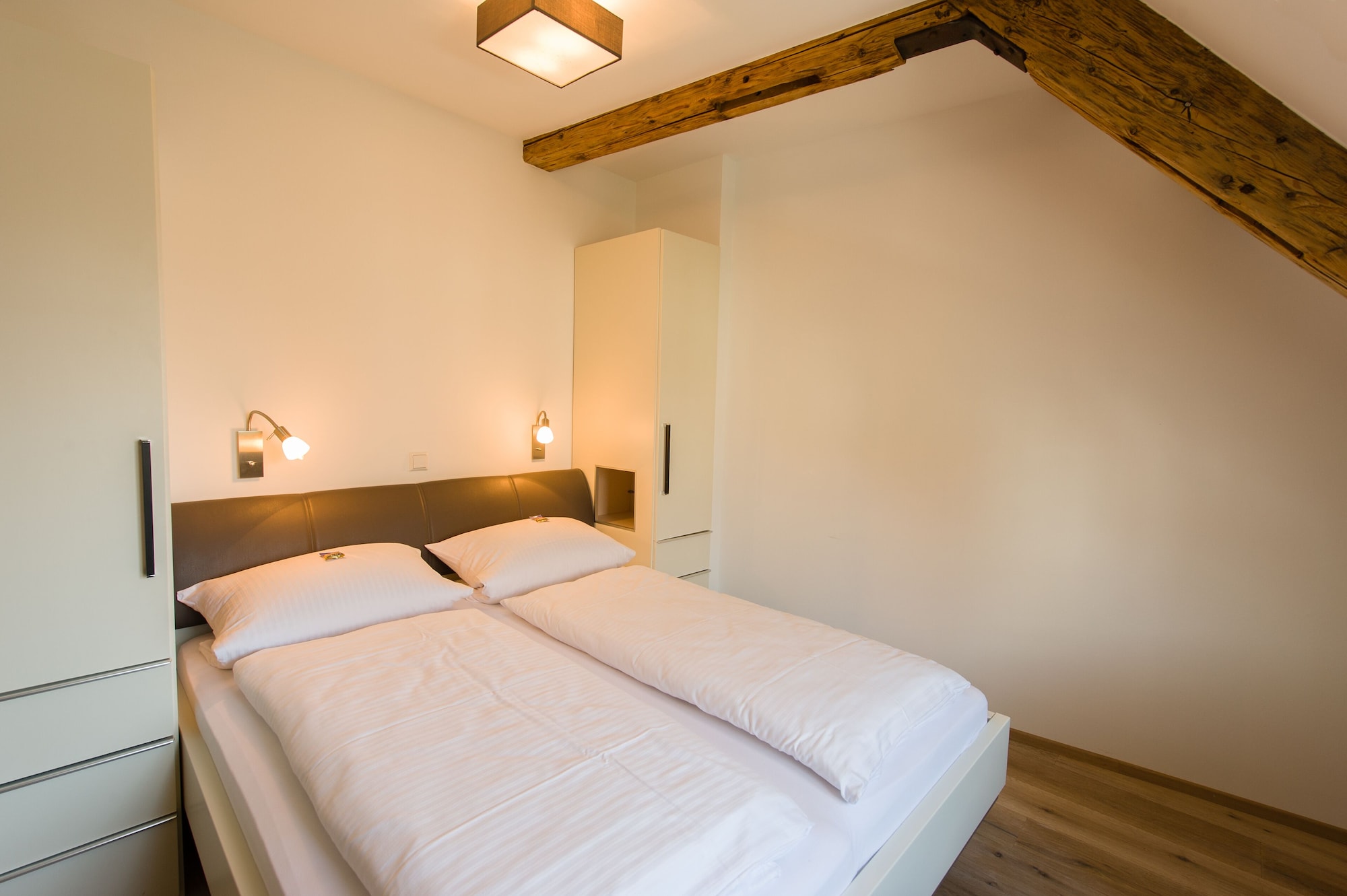 Basic, Queen Bed