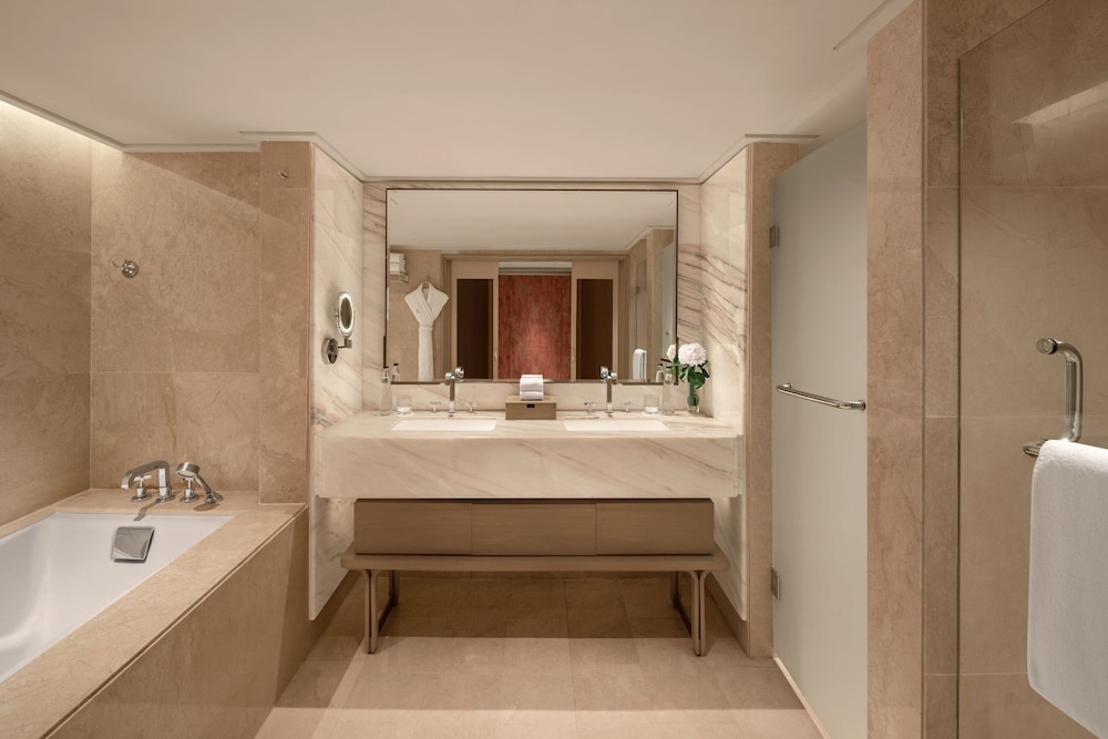 Premier, King Bed, Lagoon View، The St. Regis Goa Resort 5/6