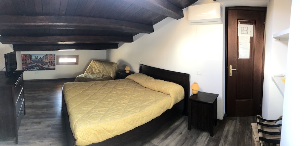 ROOM, DOUBLE BED, EXTERNAL BATHROOM
