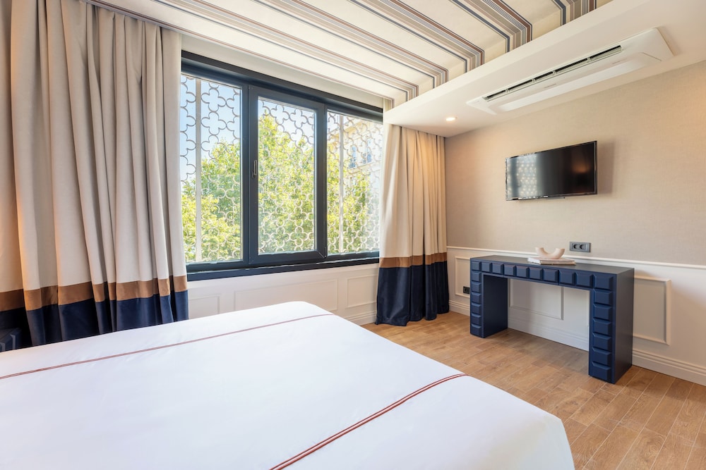 Room, Queen Bed, Sea View, Corner
