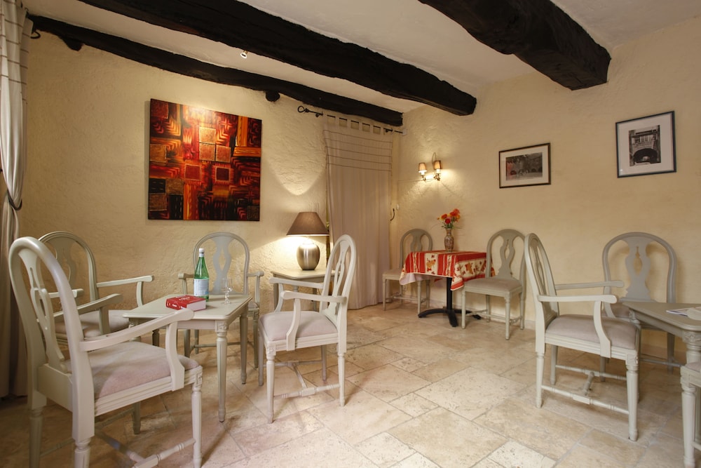 HOTEL LES ARMOIRIES 47/66