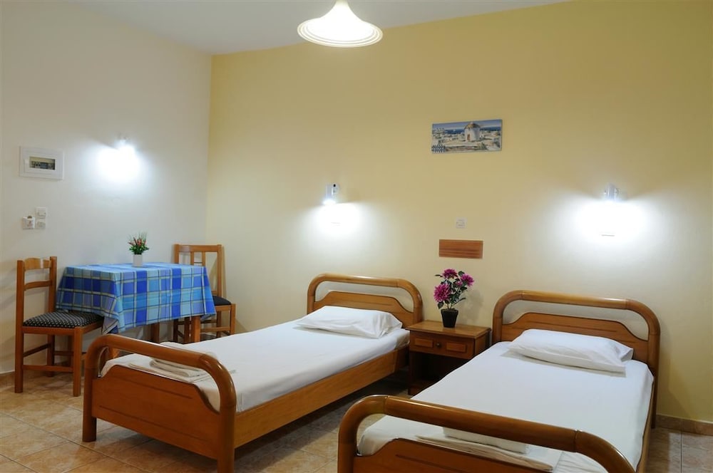 NIKOS 2 STUDIOS AND APARTMENTS 10/25