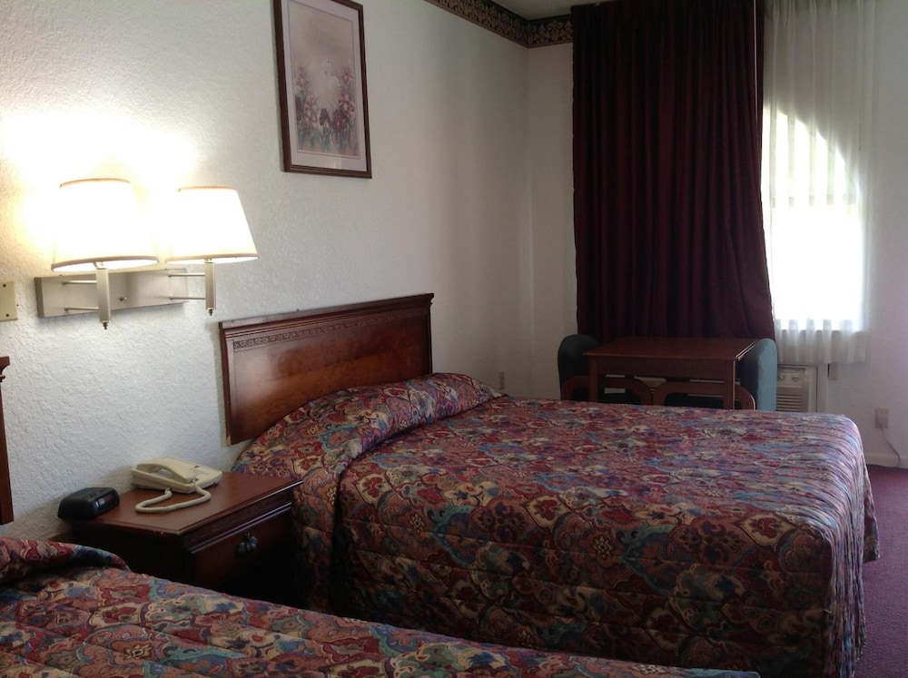 Budget Host, Hempstead Inn 16/35