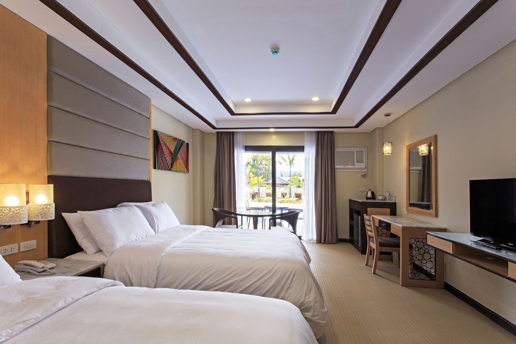 SUPERIOR, TWIN BEDS, POOL ACCESS